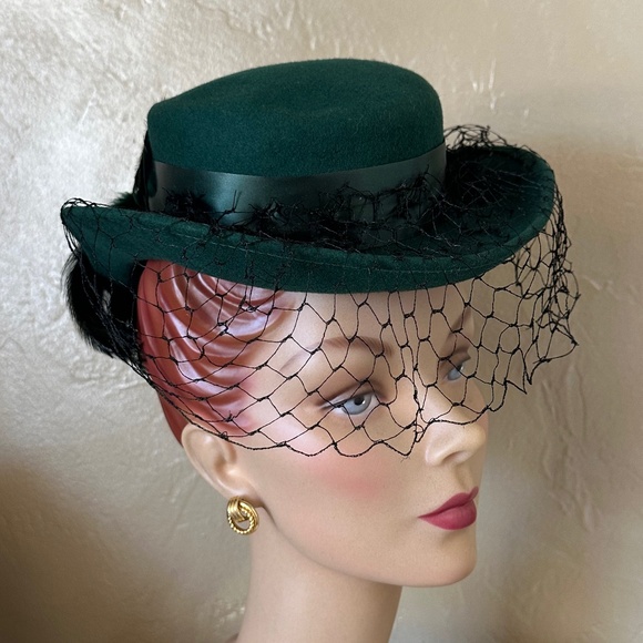 JAUNTY 1940\'s EMERALD GREEN FELT HAT WITH FEATHERS & HALF VEIL main image 8